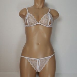 Woman's sexy lace bra and panty lingerie set NWT
